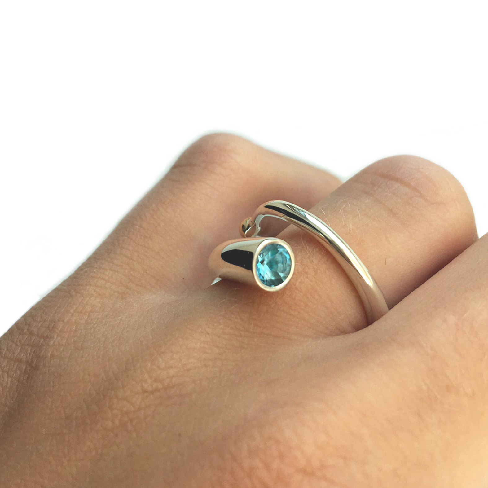Spiral wiggle ring with blue topaz and 18ct yellow gold ball - Image 2