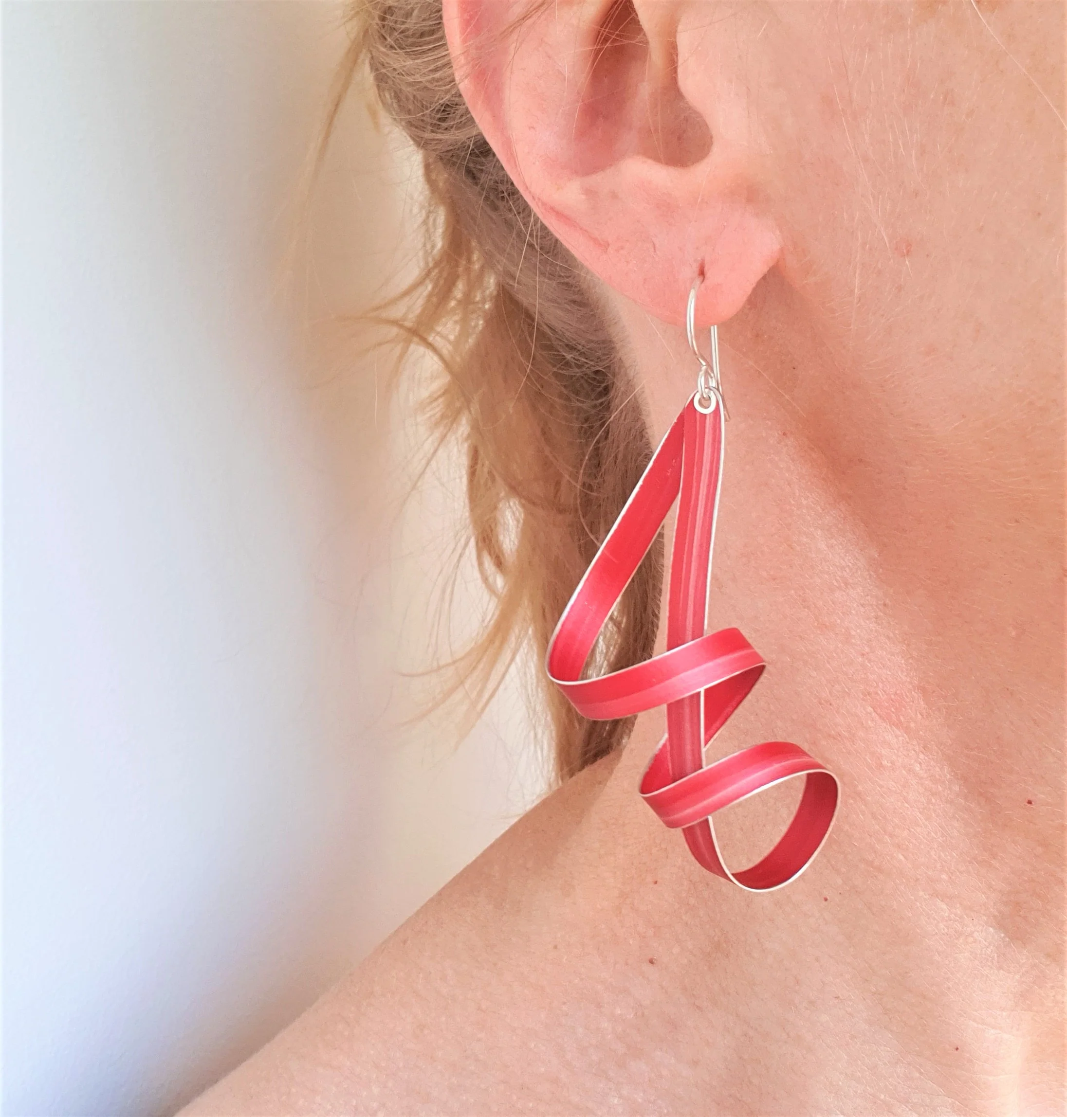 Red long double twist ribbon earrings - Image 2